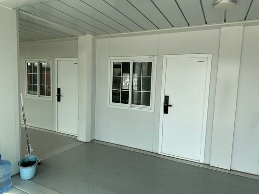 Σύγχρονο σχεδιασμό 20ft 40ft εξωτερικό Flat Pack Container House με τουαλέτα και μπάνιο Sandwich Panel Προαιρετικό