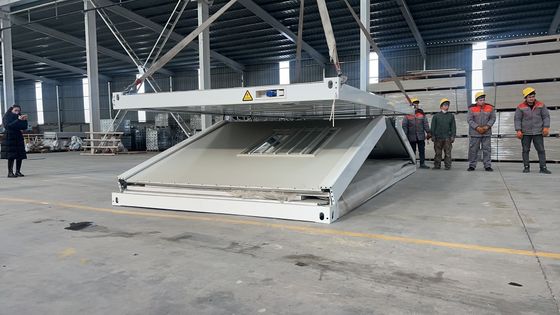 Ασφαλιστική πόρτα 20ft 40ft Γρήγορη εγκατάσταση Prefab αναδιπλούμενο Μικρό σπίτι κινητό Zigzag αναδιπλούμενο κοντέινερ σπίτι για προσωρινό κοιτώνα
