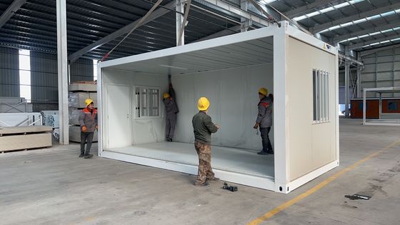 Ασφαλιστική πόρτα 20ft 40ft Γρήγορη εγκατάσταση Prefab αναδιπλούμενο Μικρό σπίτι κινητό Zigzag αναδιπλούμενο κοντέινερ σπίτι για προσωρινό κοιτώνα