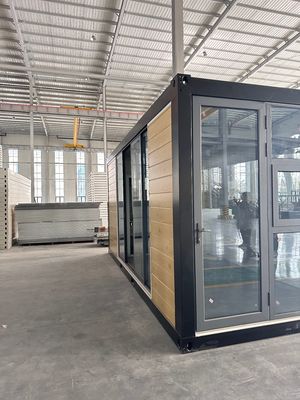 Μαύρο μοντέρνο σχεδιασμό Στυλ Flat Pack Container Home Απομονωμένα Prefab Container Houses για γρήγορη ρύθμιση και εγκατάσταση