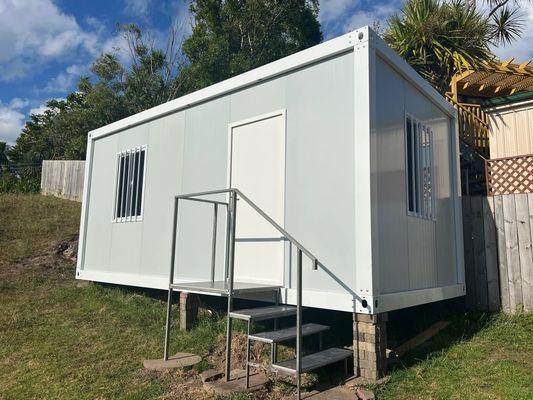 20 ft Prefab Container House με κουζίνα και πόρτα ασφαλείας Λευκό ή εξατομικευμένο χρώμα Ανθεκτικό σχέδιο