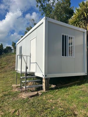 Προσαρμόσιμα σχέδια λευκών δοχείων για εύκολη μεταφορά και προσαρμόσιμα χρώματα