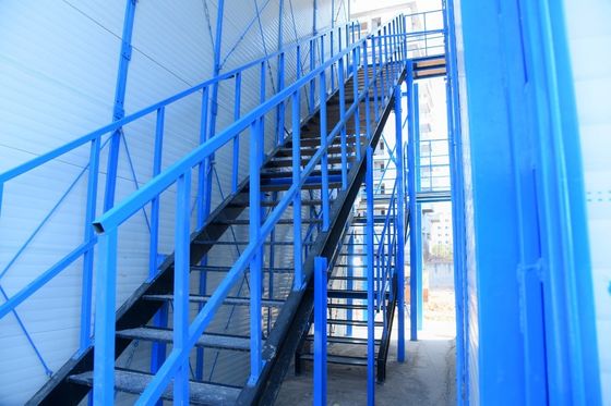 Αλουμινένιο παράθυρο και ξύλινο πάτωμα 2 ορόφους γυάλινο προκατασκευασμένο σπίτι για μικρές οικογένειες