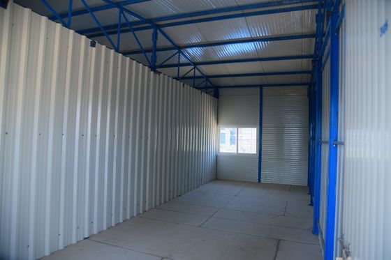 Μπλε λευκό προετοιμασμένο σπίτι παραλίας ανθεκτικό και προσιτό