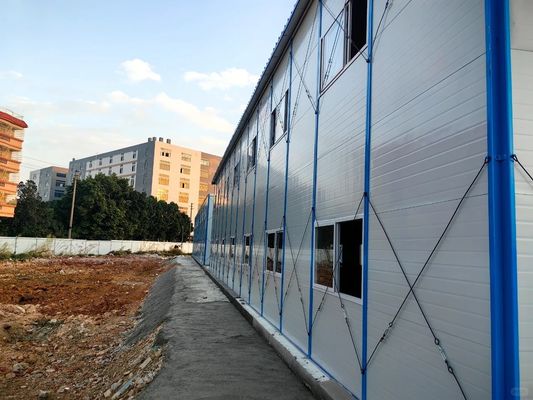 Προετοιμασμένα σπίτια με ξύλινο δάπεδο σε στυλ παραλιακού σχεδιασμού